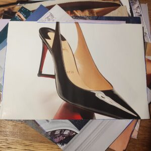 Foto van een zwarte lakpump, made in Italy